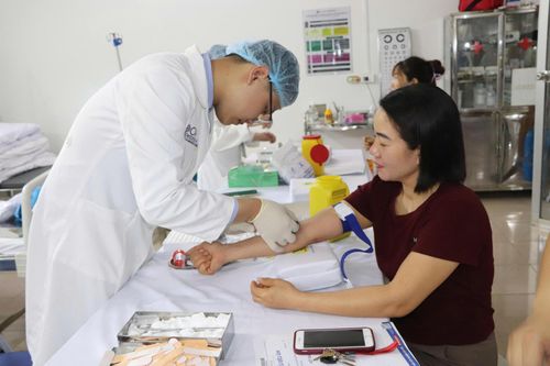 Người lao động được lấy máu xét nghiệm, tầm soát các bệnh nghề nghiệp.