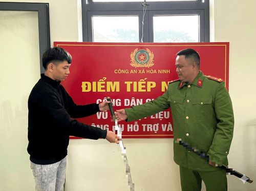 Công an xã Hòa Ninh tiếp nhận vũ khí do người dân tự nguyện giao nộp