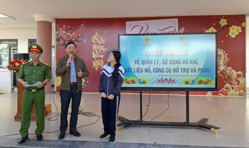 Công an xã Ninh Gia phối hợp Trường THCS Ninh Gia tuyên truyền quy định về quản lý, sử dụng vũ khí, vật liệu nổ, công cụ hỗ trợ và pháo cho học sinh
