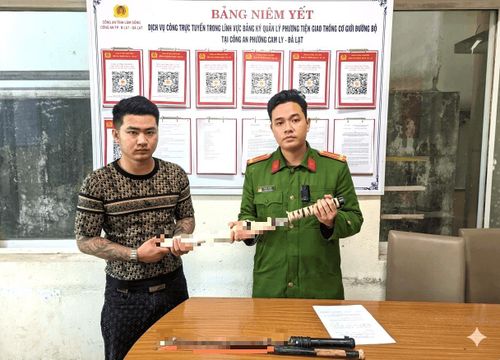 Công an phường Cam Ly - Đà Lạt tiếp nhận vũ khí do người dân tự nguyện giao nộp