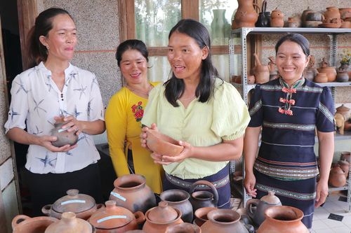 Các dự án, mô hình du lịch làng nghề là một trong những hoạt động được du khách yêu thích trải nghiệm khi đến vùng đất Lâm Đồng ngàn hoa