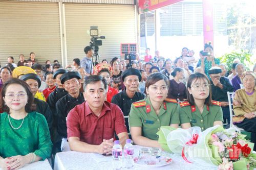 Các đại biểu tham dự buổi lễ.
