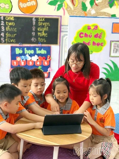 Cô và trò Trường Mầm non Xuân Lũng với ứng dụng công nghệ số.