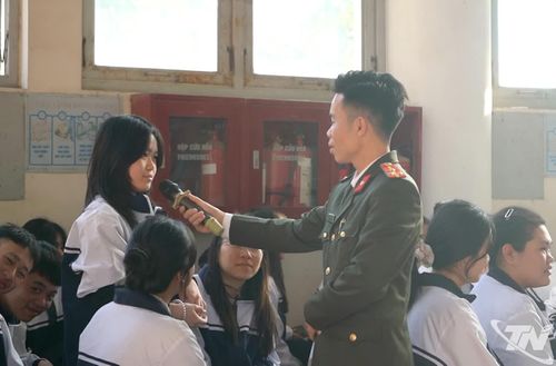 Một buổi tuyên truyền kỹ năng nhận biết rủi ro và ứng xử có trách nhiệm trên môi trường số tại Trường Phổ thông Dân tộc nội trú THPT số 2 Thái Nguyên.