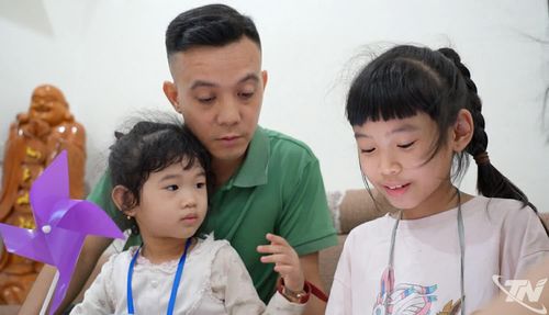 Gia đình cần đồng hành với trẻ trong quá trình sử dụng mạng xã hội (ảnh minh họa).