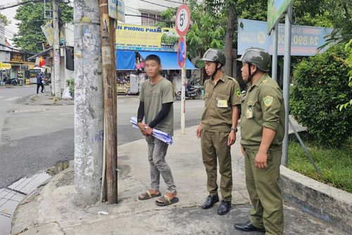 Tổ tuần tra 363 Công an phường Đông Hưng Thuận phát hiện Nguyễn Văn Khang treo 2 bảng quảng cáo lên cột điện