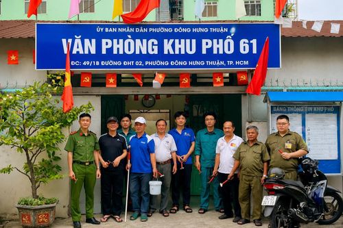 Công an phường Đông Hưng Thuận phối hợp với các lực lượng tổ chức ra quân xóa quảng cáo bẩn