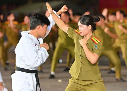 Và những "bóng hồng" cũng xuất hiện trong lễ khai mạc với những động tác võ thuật điêu luyện.