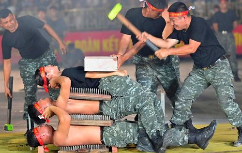 Các nội dung khí công được dàn dựng công phu, tạo điểm nhấn đặc sắc trong đêm khai mạc Hội thao CAND 2026.