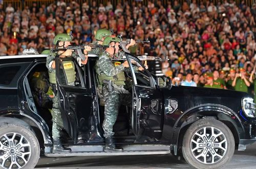 Tình huống giả định bảo vệ yếu nhân được tái hiện sinh động với sự tham gia của lực lượng cảnh vệ cùng xe ô tô đặc chủng.