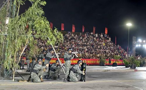  Màn thực binh chống khủng bố thể hiện khả năng phản ứng nhanh, kỹ năng tác chiến và bản lĩnh của lực lượng CAND. 