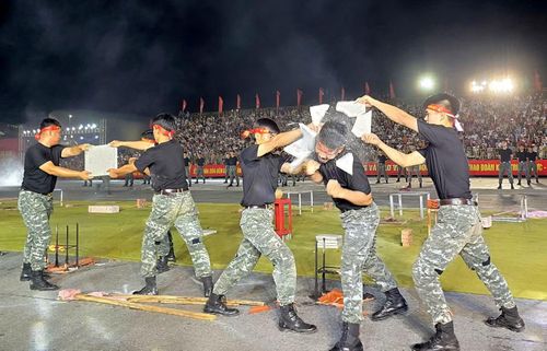 Màn biểu diễn khí công góp phần tái hiện tinh thần thép, ý chí quyết tâm và sức mạnh của lực lượng CAND.