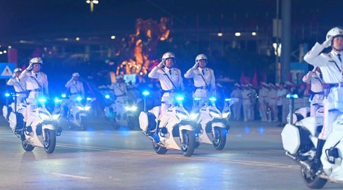 Những màn điều khiển mô tô đặc chủng tốc độ cao thu hút sự cổ vũ của đông đảo người dân và du khách.