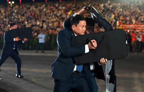 Đội hình cảnh vệ tiếp cận và đưa yếu nhân rời khỏi khu vực nguy hiểm trong tình huống giả định.