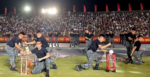 Màn biểu diễn khí công công phu, mạnh mẽ thể hiện bản lĩnh, ý chí và quá trình rèn luyện bền bỉ của các chiến sĩ Công an.