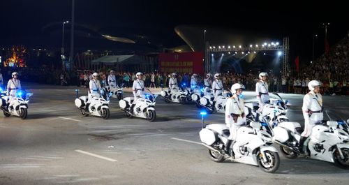  Các chiến sĩ điều khiển mô tô đặc chủng thực hiện đội hình dẫn đường đẹp mắt trong chương trình thực binh biểu dương lực lượng. 