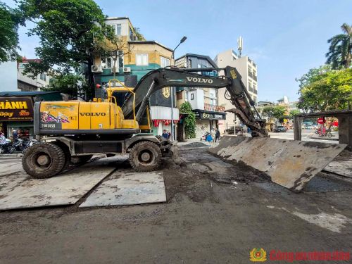 Công nhân thi công tại khu vực nội đô.