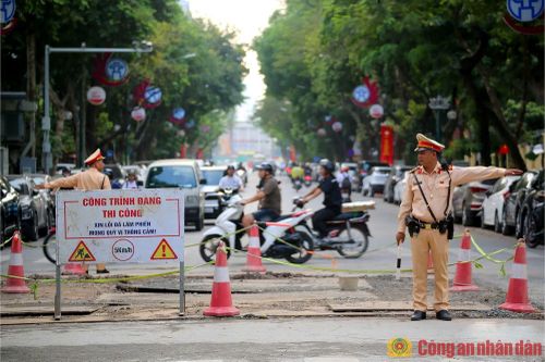CSGT Hà Nội hướng dẫn phương tiện đi qua khu vực thi công.