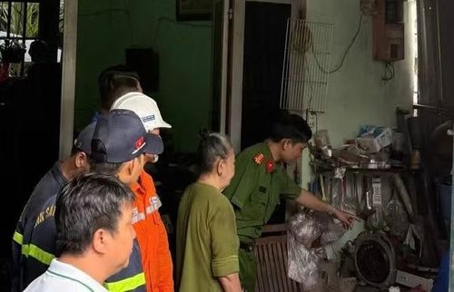 Cảnh sát chữa cháy kiểm tra hệ thống dây dẫn và các thiết bị điện cho các hộ dân gặp khó khăn để đề phòng cháy nổ trong mùa mưa.
