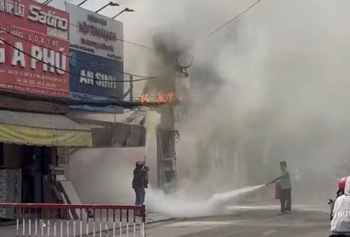 Nguy cơ các đám cháy ngoài trời đe dọa các nhà dân lân cận.