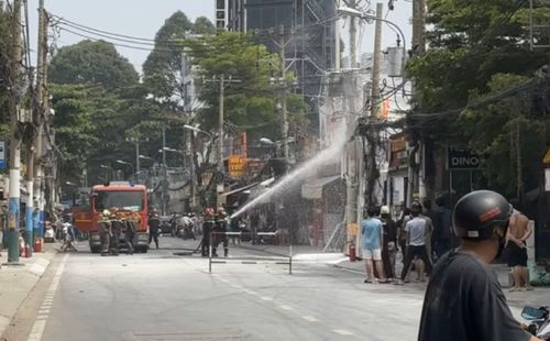 Nắng nóng, mưa đầu mùa dẫn đến các sự cố chạm chập hệ thống điện ngoài trời.