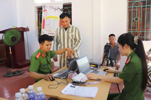 Các phạm nhân đang được đề nghị đặc xá thực hiện công đoạn lấy vân tay.