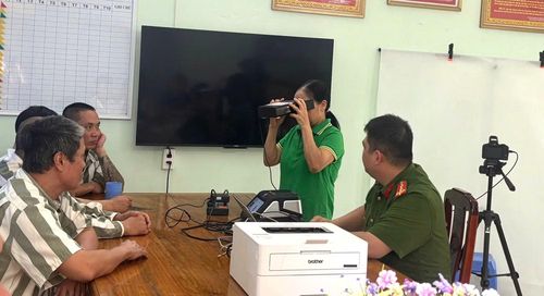 Phạm nhân Trại tạm giam số 3, Công an tỉnh Phú Thọ được thu thập mống mắt để làm thẻ căn cước.