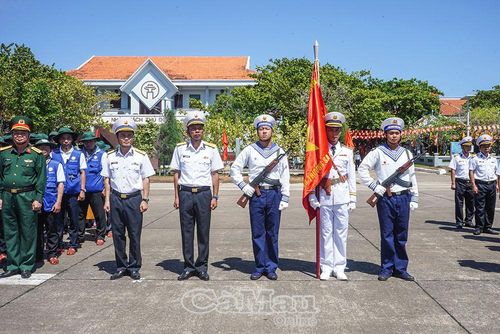 Cán bộ, chiến sĩ Hải quân nhân dân Việt Nam nghiêm trang trong lễ chào cờ trên đảo.
