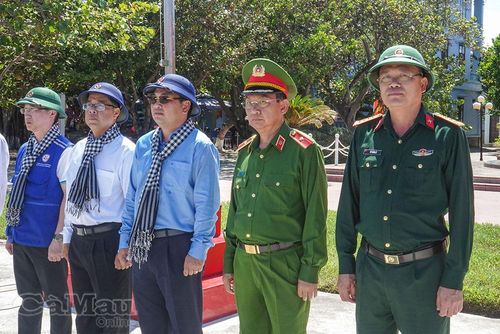 Đại biểu các tỉnh Cà Mau, Đồng Tháp, Tây Ninh và An Giang xúc động khi dự lễ chào cờ tại Trường Sa.
