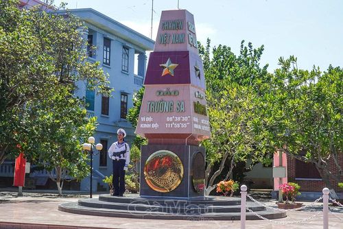 Chiến sĩ Trường Sa chắc tay súng bảo vệ chủ quyền biển đảo.