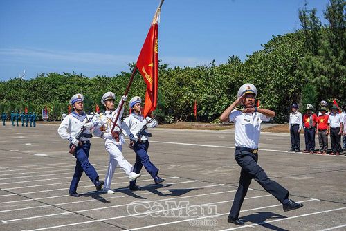 Những bước chân mạnh mẽ, đều tắp của cán bộ, chiến sĩ trong lễ diễu hành sau chào cờ trên đảo Trường Sa để lại nhiều xúc động và niềm tự hào trong lòng các đại biểu Đoàn công tác số 12.