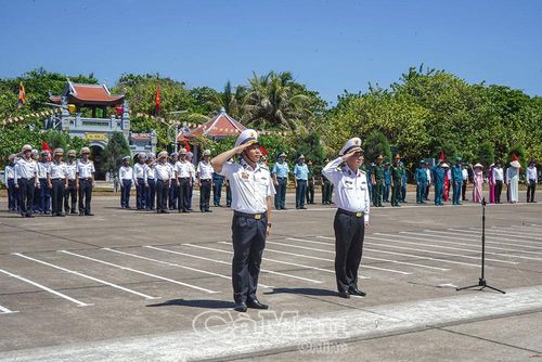 Bài Quốc ca vang lên như lời khẳng định mạnh mẽ chủ quyền biển đảo thiêng liêng của Tổ quốc.