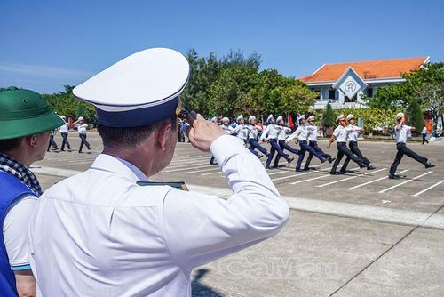Trong không khí hào hùng nơi đầu sóng ngọn gió, lễ diễu hành của các đơn vị trên đảo Trường Sa thể hiện khí thế, ý chí và quyết tâm bảo vệ vững chắc chủ quyền biển đảo thiêng liêng của Tổ quốc.