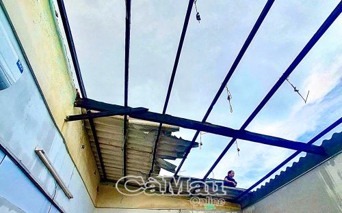 Cơn lốc xảy ra trong thời gian ngắn, sức gió mạnh, kèm mưa lớn khiến nhiều mái tôn bị cuốn bay tại xã Phong Thạnh.