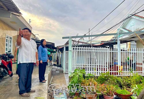 Lãnh đạo xã Phong Thạnh trực tiếp xuống hiện trường chỉ đạo các lực lượng giúp dân khắc phục hậu quả.