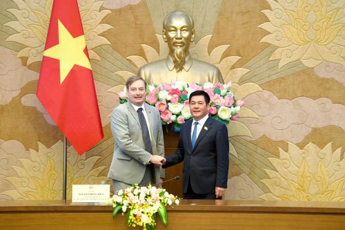 Phó Chủ tịch Quốc hội Nguyễn Hồng Diên và ông Bruno Jaspaert - Chủ tịch Hiệp hội Doanh nghiệp châu Âu tại Việt Nam (EuroCham). Ảnh: VPQH