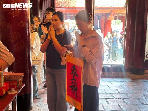 Rất đông học sinh, phụ huynh đến Văn Miếu - Quốc tử giám trước kỳ thi quan trọng để "xin vía" vượt vũ môn thành công. 