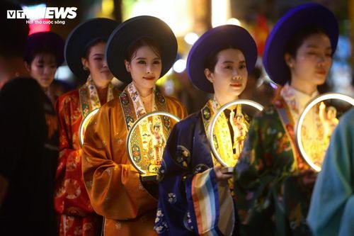 Đoàn di chuyển qua các tuyến đường Sư Vạn Hạnh - Ngô Gia Tự - Lê Hồng Phong nối dài - 3 Tháng 2 trước khi tiến vào cổng chính Việt Nam Quốc Tự.