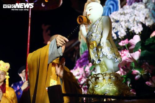 Nghi thức Mộc dục (Tắm Phật) theo truyền thống tại lễ đài chính Việt Nam Quốc Tự.