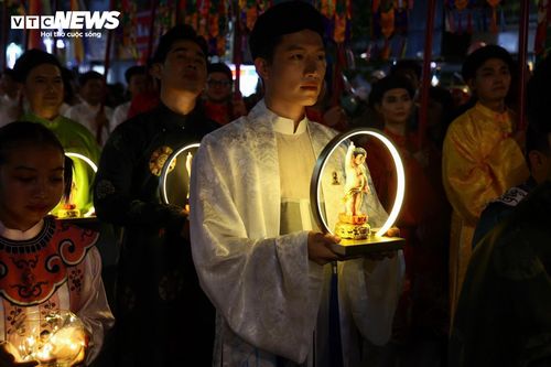 Hòa trong không khí trang nghiêm của buổi lễ, đoàn nghệ sĩ, đồng nam đồng nữ cùng hàng nghìn Phật tử, tín đồ và người dân thành kính tham gia cung rước kiệu Đức Phật đản sinh, thể hiện tinh thần tri ân, báo ân nhân ngày đản sinh của Đức Bổn Sư Thích Ca Mâu Ni.