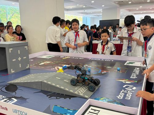 Học sinh điều khiển robot cho bài thi của mình. Ảnh: T.H
