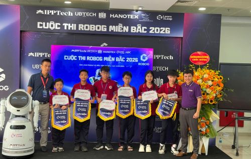 Trao chứng nhận cho đội thi Trường THCS Vĩnh Hưng, Hà Nội. Ảnh: T.H