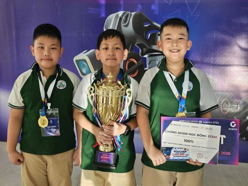 Em Vũ Đức Minh ( Đứng giữa), học sinh lớp 5B, Trường Tiểu học Nguyễn Viết Xuân, Tỉnh Thái Nguyên, đội đoạt Cúp Vô địch. Ảnh: Đèo Nhung