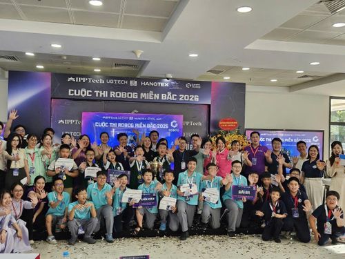 Các đội tham gia cuộc thi chụp ảnh lưu niệm cùng Ban tổ chức. Ảnh: Đèo Nhung