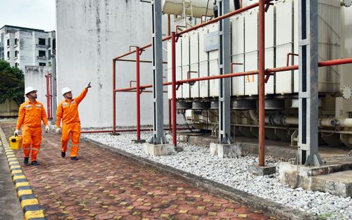 Cán bộ, công nhân EVNHANOI kiểm tra tình trạng vận hành tại Trạm biến áp 220kV Tây Hồ.