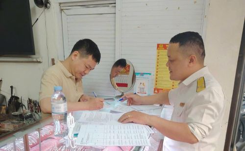 Cán bộ thuế hướng dẫn hộ kinh doanh kê khai khi chưa có chính sách mới.