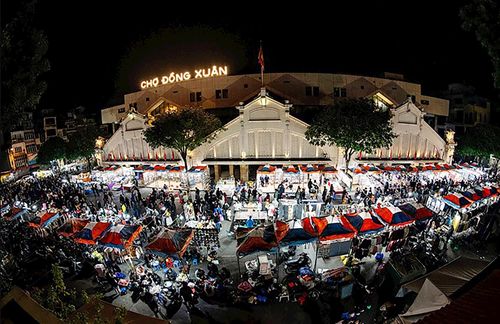 Chợ đêm Đồng Xuân Hà Nội là một trong những điểm đến thu hút khách tham quan, vui chơi và mua sắm sôi động hàng đầu ở Thủ đô. Ảnh: Nam Nguyễn