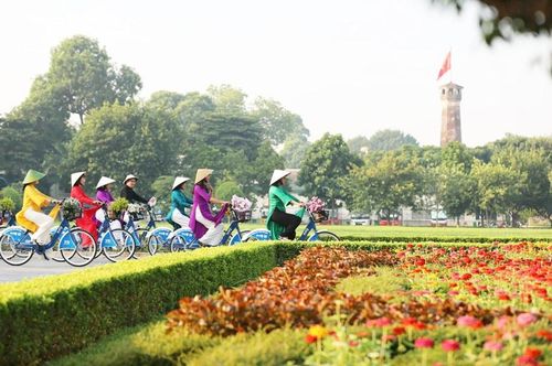 Trải nghiệm tour xe đạp khám phá Hoàng thành Thăng Long và phố cổ Hà Nội. Ảnh: Trung tâm Bảo tồn di sản Thăng Long - Hà Nội
