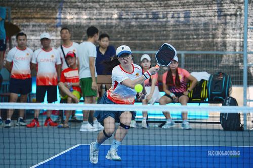 Vận động viên thi đấu pickleball trong khuôn khổ hội thao.