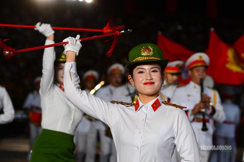 Nữ chiến sĩ trong đội hình quân nhạc, nổi bật với phong thái tự tin.